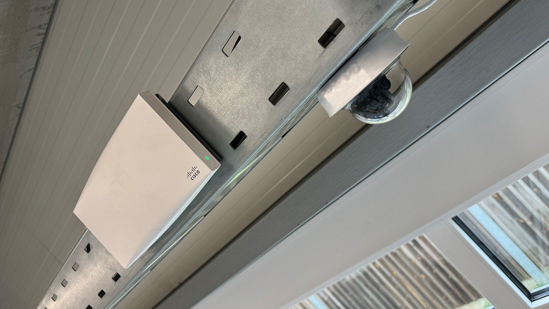 Installation WLAN für Logistik im Lager 2