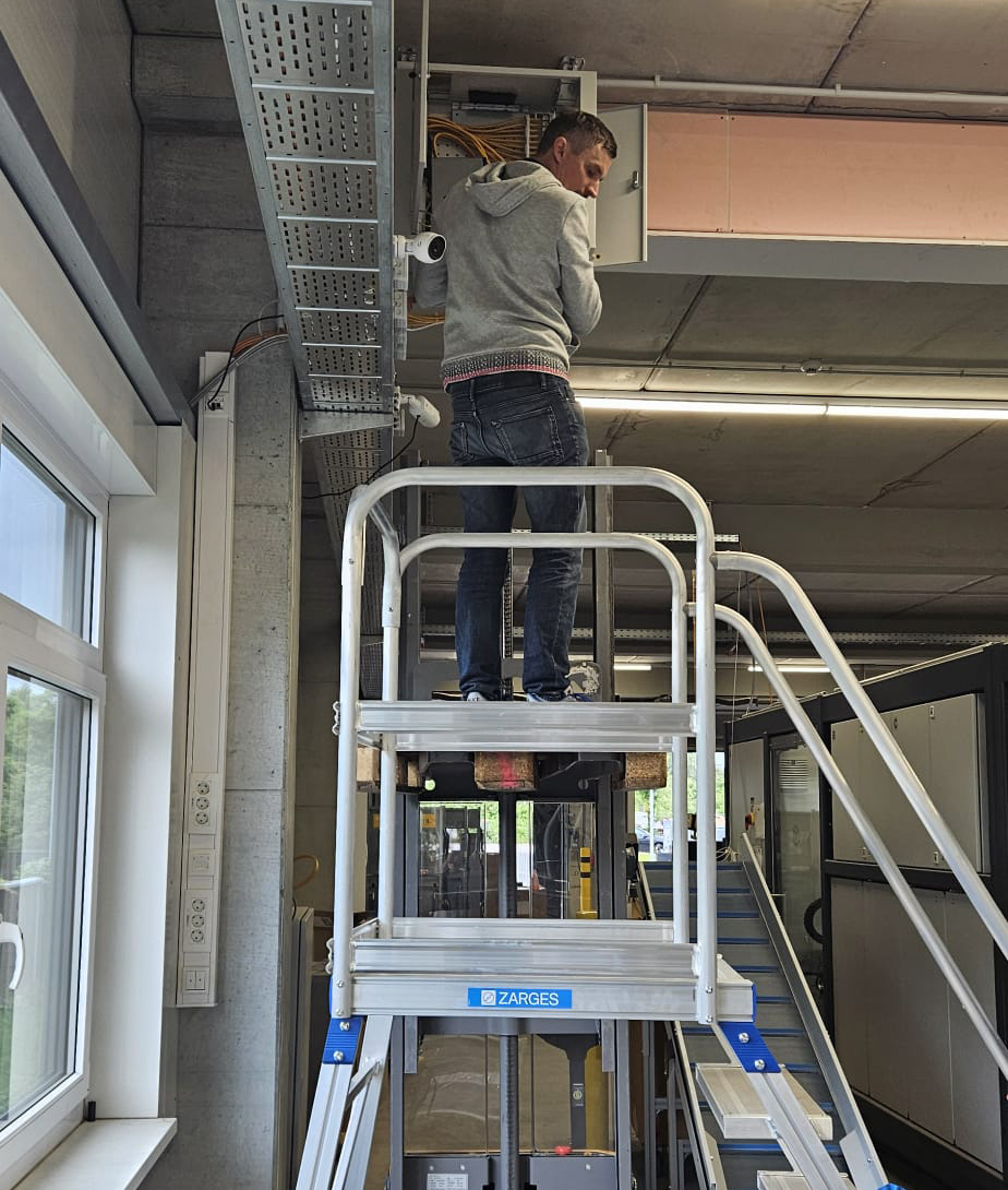 Installation WLAN für Logistik im Lager 3