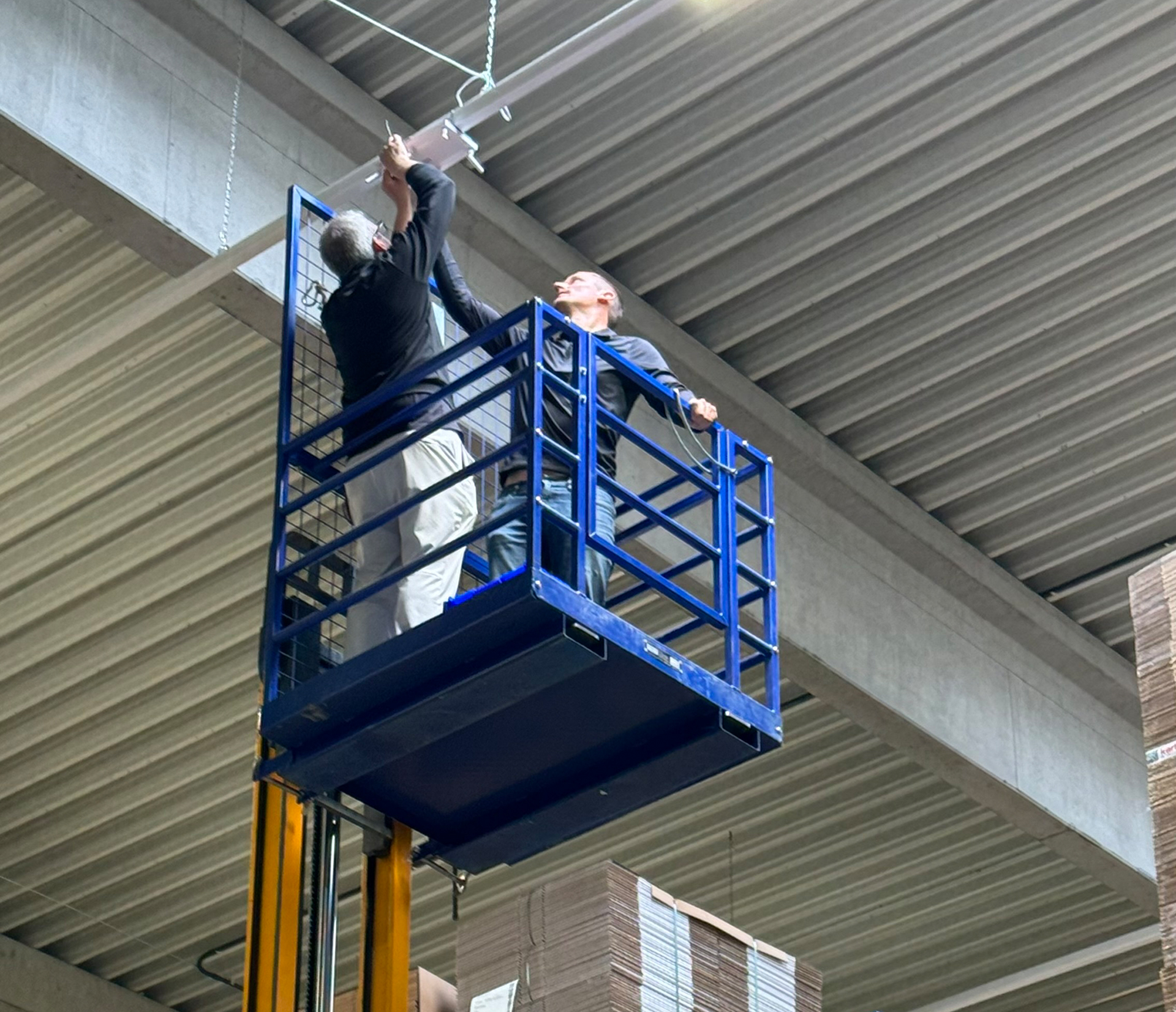Installation WLAN für Logistik im Lager Titel